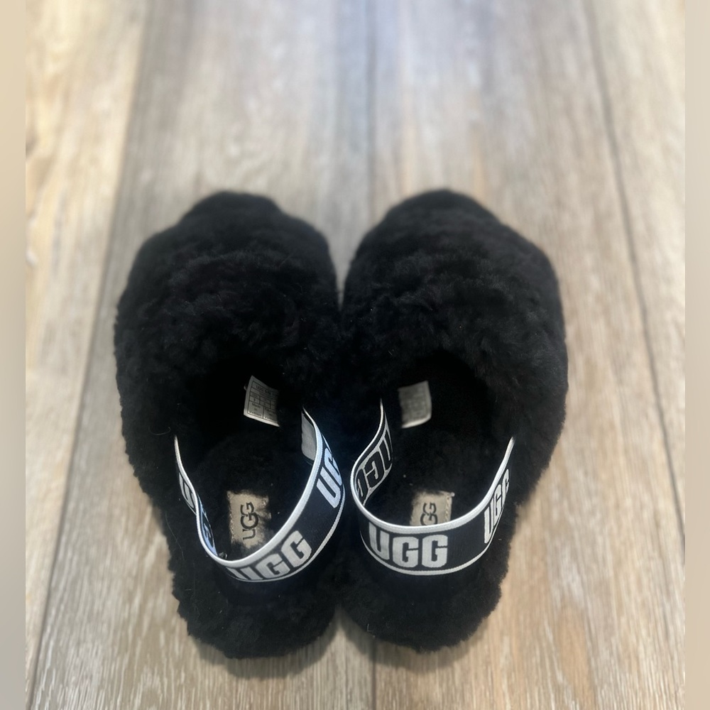 UGG Slippers- Size 8 (NEVER WORN)
